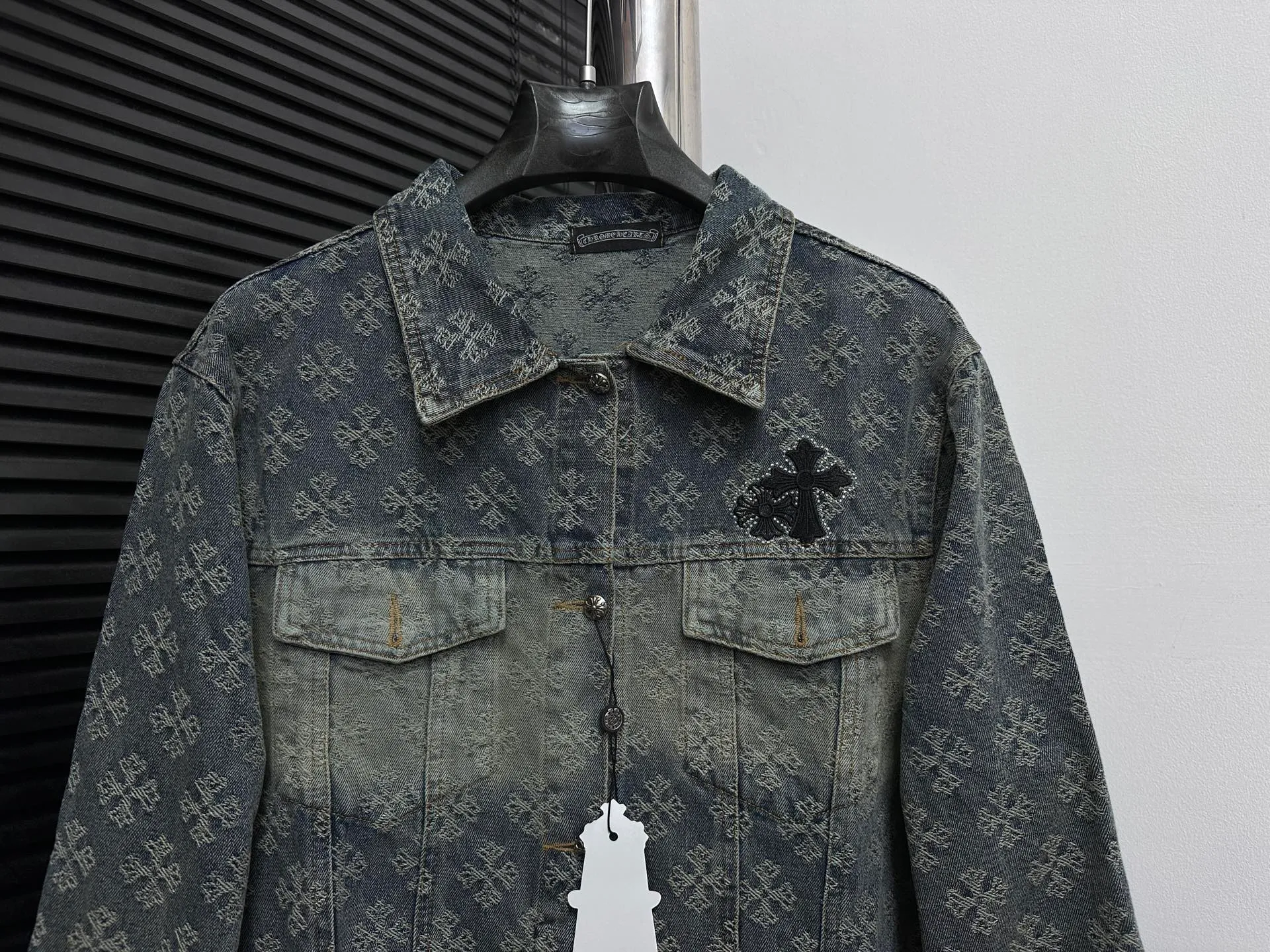🅿️370 【ChromeHearts】ChromeHearts Steel-stamped classic Sanskrit all-over jacquard hot-drilled denim jacket for men and women New ChromeHearts Sanskrit-printed custom-made fabric jacket Gradient color wash, hot-drilled cross denim jacket on the back A very heavy-duty one. The top is made of heavy weight. Presbyopia can be worn when going out in early autumn. The denim fabric can be directly machine washed without deformation. It is also very high-end when washed and aged. Power-style wear, take photos and take them into the mirror. The gradient color is super high-end 💕 Size: s-xl